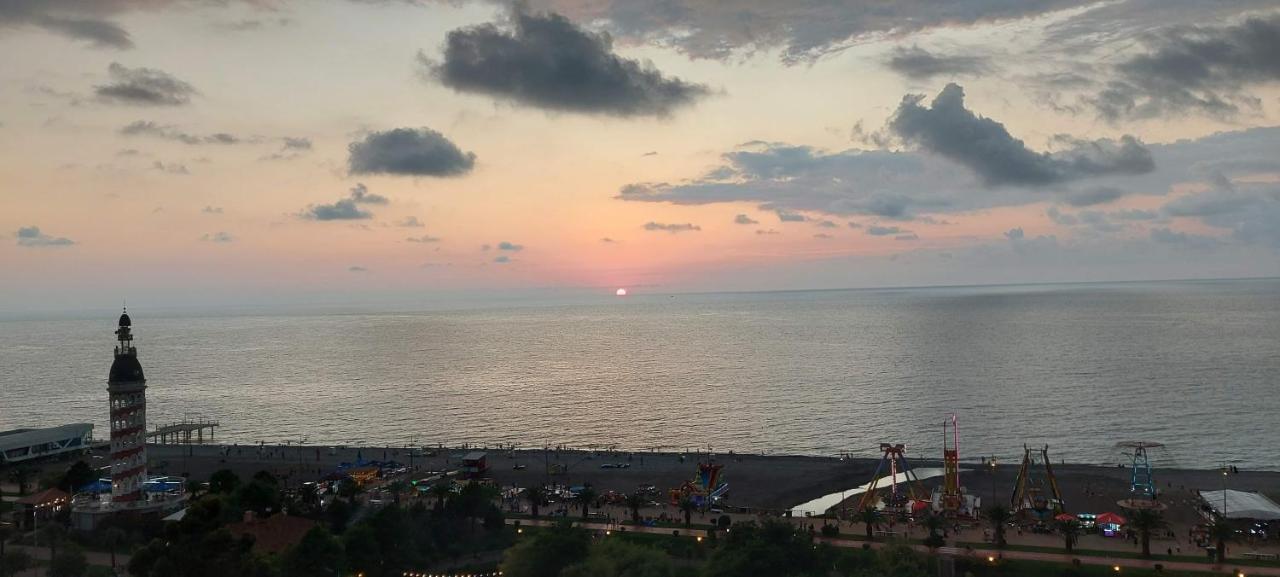 E&S Apartment - Sunset & Sea View バトゥーミ エクステリア 写真