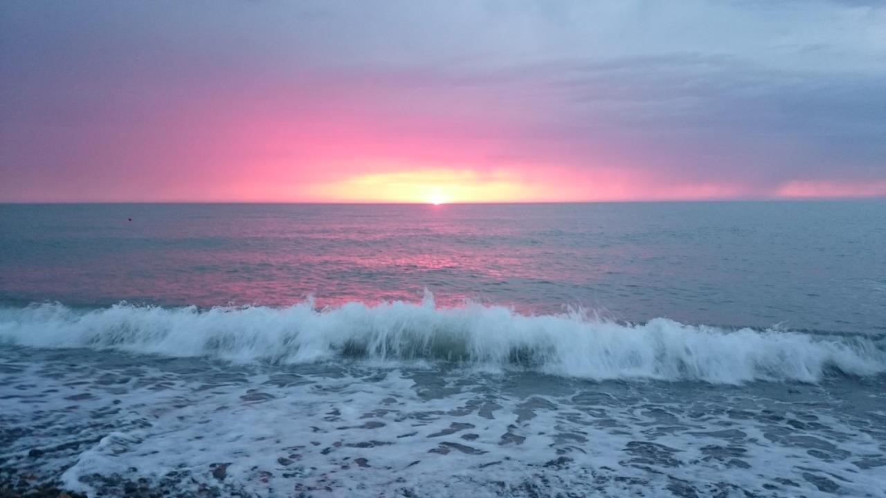 E&S Apartment - Sunset & Sea View バトゥーミ エクステリア 写真