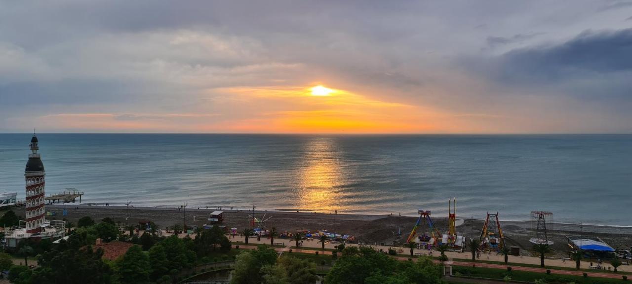 E&S Apartment - Sunset & Sea View バトゥーミ エクステリア 写真